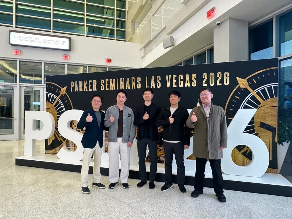 PARKER SEMINARS LAS VEGAS 2026 현수막 앞에서 엄지를 든 원장 다섯 명